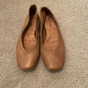 Kork’s Tan Flat size 6
